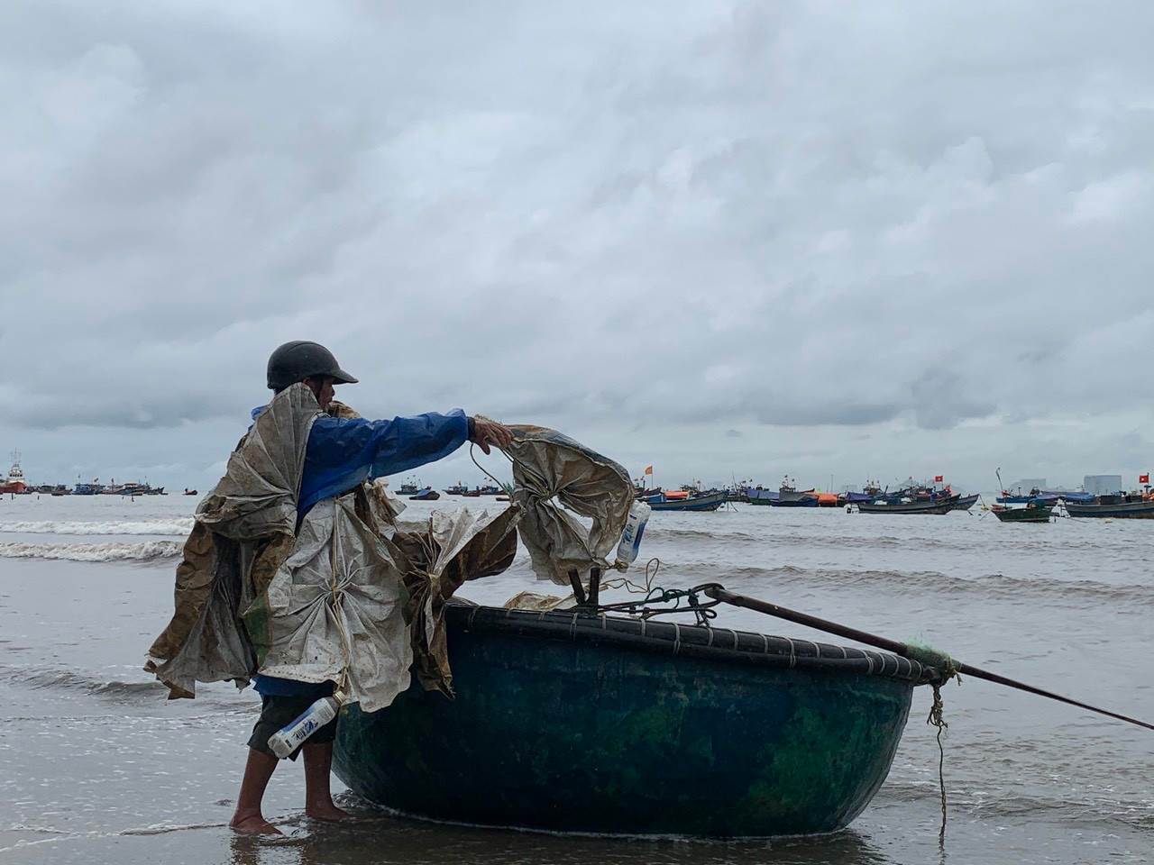 Theo dự báo trong 24 giờ tới (tính từ 4 giờ sáng nay), áp thấp nhiệt đới di chuyển chủ yếu theo hướng Tây Tây Bắc, mỗi giờ đi được 10-15km và tiếp tục mạnh thêm. Theo dự báo trong 24 giờ tới (tính từ 4 giờ sáng nay), áp thấp nhiệt đới di chuyển chủ yếu theo hướng Tây Tây Bắc, mỗi giờ đi được 10-15km và tiếp tục mạnh thêm.