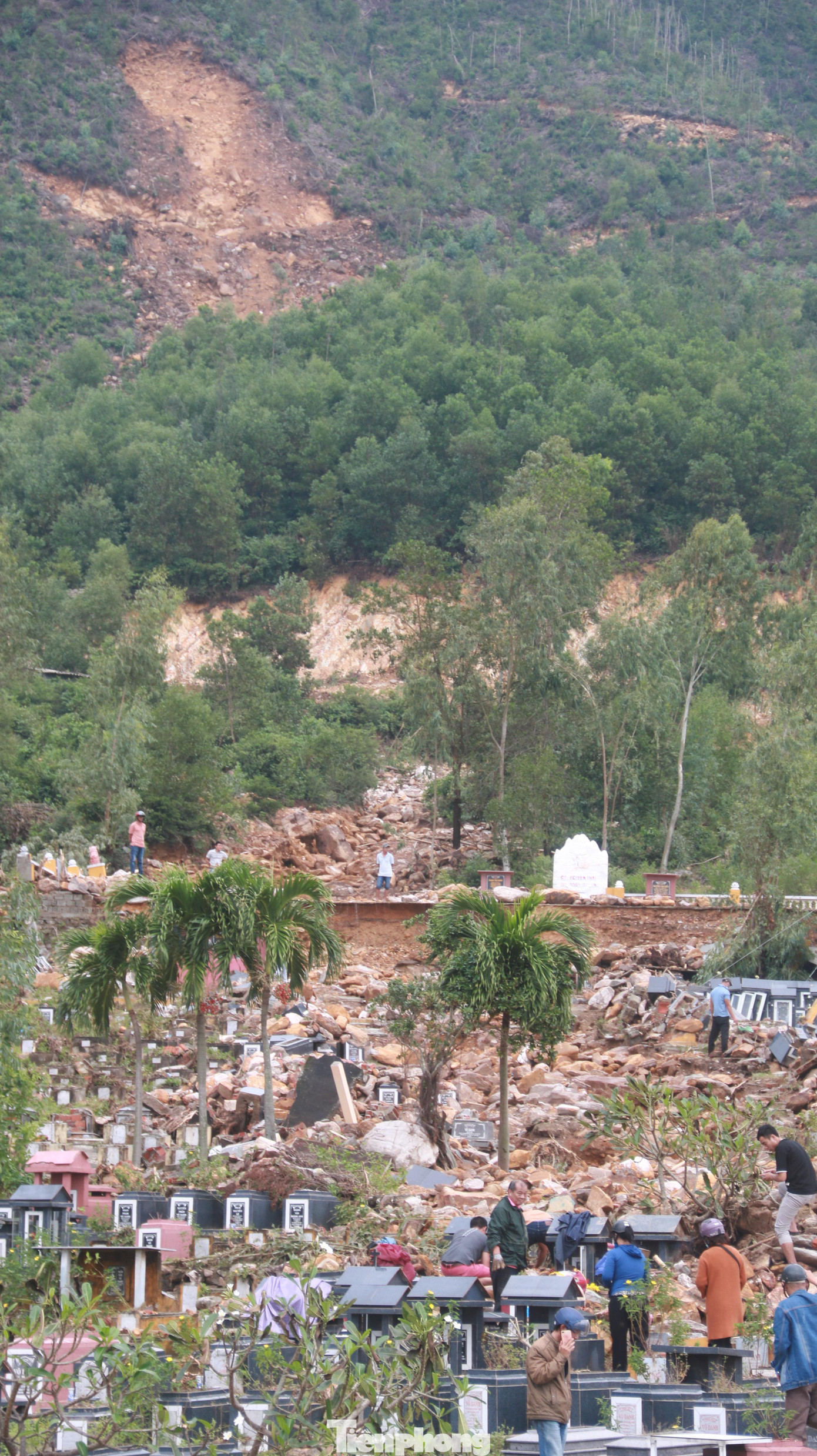 Nguy cơ sạt lở ở khu vực nghĩa trang Hòa Sơn vẫn tiềm ẩn nếu mưa lớn tiếp tục xảy ra. Nguy cơ sạt lở ở khu vực nghĩa trang Hòa Sơn vẫn tiềm ẩn nếu mưa lớn tiếp tục xảy ra.