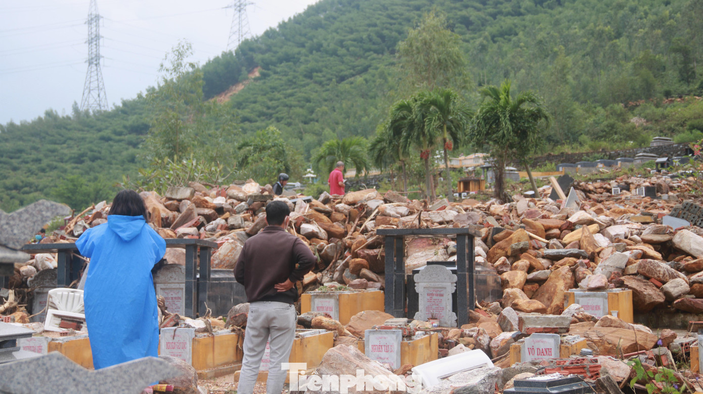 Người dân thất thần trước cảnh sạt lở kinh hoàng, khiến phần mộ của người thân bị vùi lấp mất dấu. Chị Lê Thị Lan (trú quận Liên Chiểu) có mặt ở nghĩa trang từ sớm. Chị Lan cho biết: "Phần mộ của người thân đã bị cuốn, bây giờ không biết nằm đâu. Đau lòng lắm" Người dân thất thần trước cảnh sạt lở kinh hoàng, khiến phần mộ của người thân bị vùi lấp mất dấu. Chị Lê Thị Lan (trú quận Liên Chiểu) có mặt ở nghĩa trang từ sớm. Chị Lan cho biết: "Phần mộ của người thân đã bị cuốn, bây giờ không biết nằm đâu. Đau lòng lắm"
