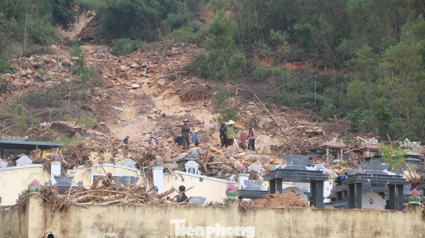 Trong trận mưa lịch sử chiều 14/10 vừa qua, tại khu vực nghĩa trang Hòa Sơn (TP Đà Nẵng) đã xảy ra lũ quét, sạt lở nghiêm trọng. Trong trận mưa lịch sử chiều 14/10 vừa qua, tại khu vực nghĩa trang Hòa Sơn (TP Đà Nẵng) đã xảy ra lũ quét, sạt lở nghiêm trọng.