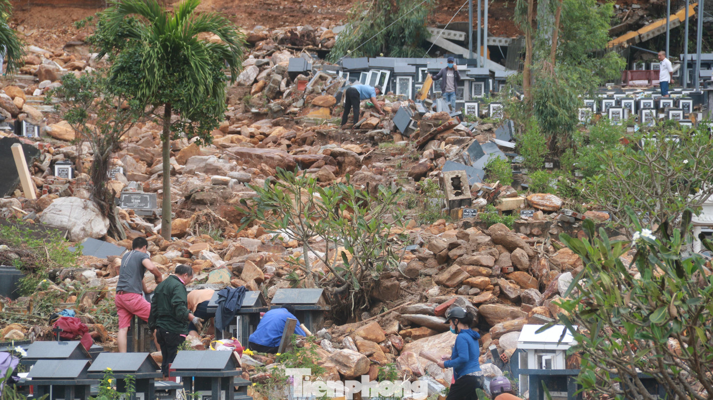 Hàng trăm ngôi mộ tại khu vực dọc đường số 1 của nghĩa trang lớn nhất thành phố này đã bị cuốn trôi, đất đá vùi lấp ngổn ngang. Hàng trăm ngôi mộ tại khu vực dọc đường số 1 của nghĩa trang lớn nhất thành phố này đã bị cuốn trôi, đất đá vùi lấp ngổn ngang.