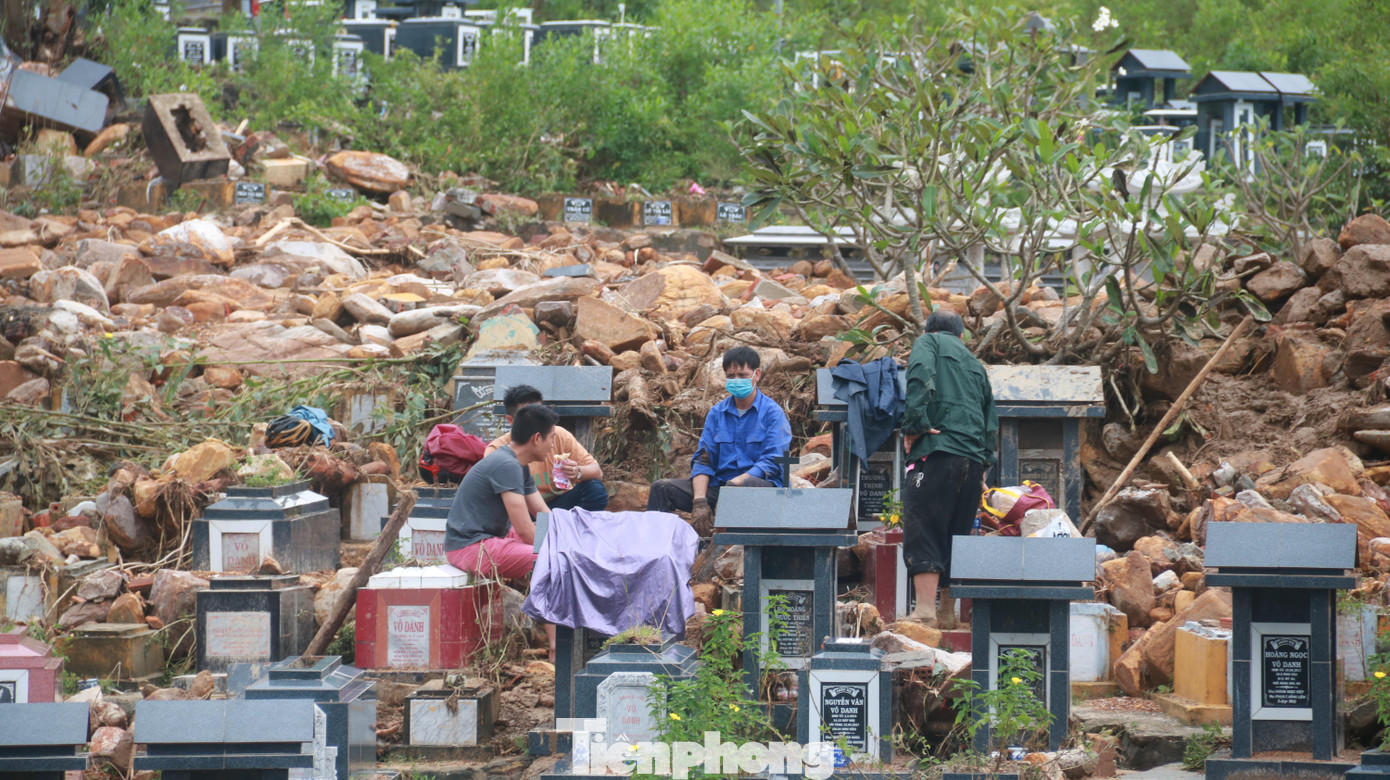 Nhiều xương cốt được tìm thấy trong đất đá ngổn ngang được người dân gom lại một chỗ để hương khói. Nhiều xương cốt được tìm thấy trong đất đá ngổn ngang được người dân gom lại một chỗ để hương khói.