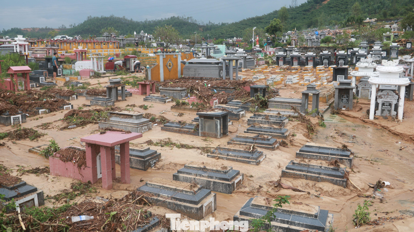 Hàng trăm ngôi mộ ở khu vực bên dưới cũng bị đất bùn vùi lấp. Hàng trăm ngôi mộ ở khu vực bên dưới cũng bị đất bùn vùi lấp.