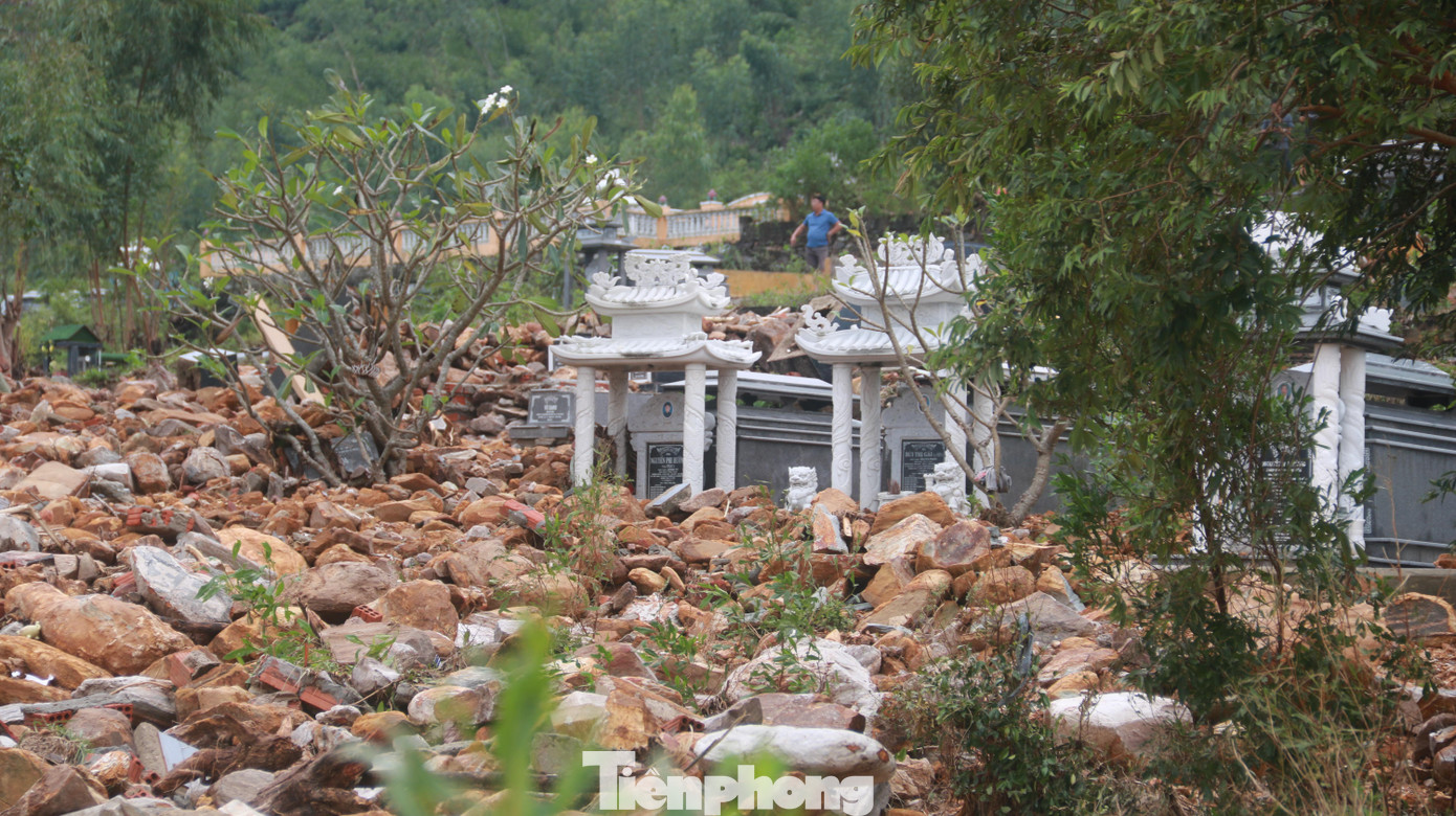 Lãnh đạo Ban quản lý nghĩa trang TP Đà Nẵng cho biết: Do diện tích sạt lở lớn, nên đến nay vẫn chưa thể thống kê số mồ mả bị ảnh hưởng do trận sạt lở. Ban đang phối hợp với chính quyền địa phương kiểm tra để lên phương án khắc phục. Lãnh đạo Ban quản lý nghĩa trang TP Đà Nẵng cho biết: Do diện tích sạt lở lớn, nên đến nay vẫn chưa thể thống kê số mồ mả bị ảnh hưởng do trận sạt lở. Ban đang phối hợp với chính quyền địa phương kiểm tra để lên phương án khắc phục.