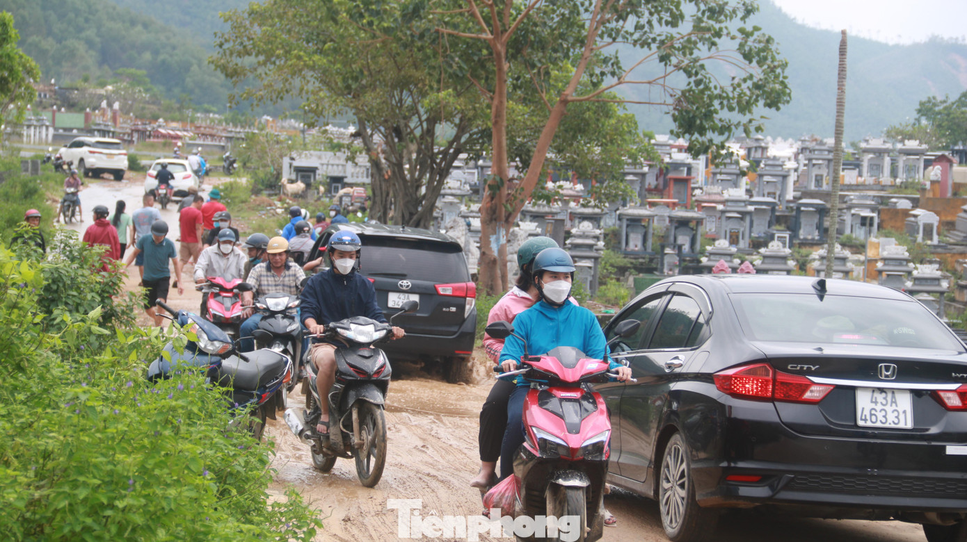 Dòng người đổ về nghĩa trang Hòa Sơn về trưa càng đông, ai cũng đầy tâm trạng. Dòng người đổ về nghĩa trang Hòa Sơn về trưa càng đông, ai cũng đầy tâm trạng.