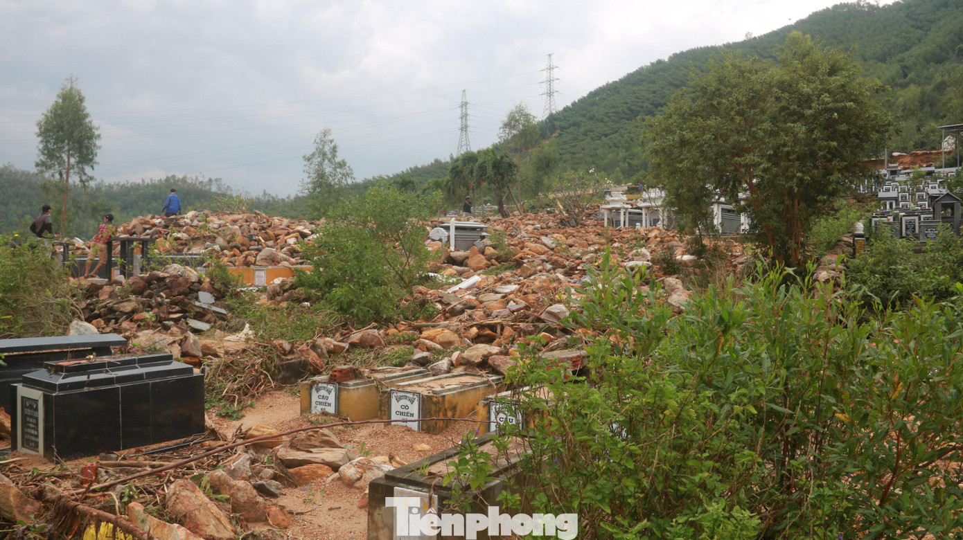 Số lượng mồ mả bị bồi lấp là rất lớn. Số lượng mồ mả bị bồi lấp là rất lớn.