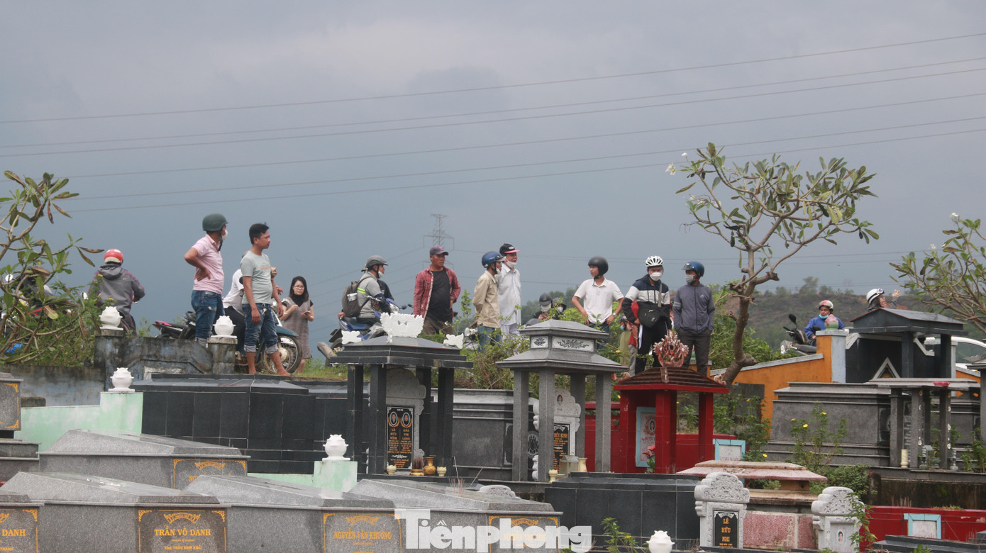 Khung cảnh sạt lở khiến ai chứng kiến cũng đau lòng, xót xa. Khung cảnh sạt lở khiến ai chứng kiến cũng đau lòng, xót xa.