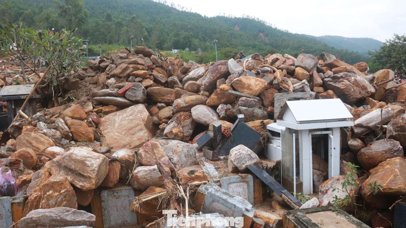 Hiện trường sau vụ sạt lở đau lòng, khi có hàng trăm ngôi mộ của người dân TP Đà Nẵng chôn cất tại đây đã bị xoá sổ, vùi lấp trong lớp đất đá dày. Hiện trường sau vụ sạt lở đau lòng, khi có hàng trăm ngôi mộ của người dân TP Đà Nẵng chôn cất tại đây đã bị xoá sổ, vùi lấp trong lớp đất đá dày.