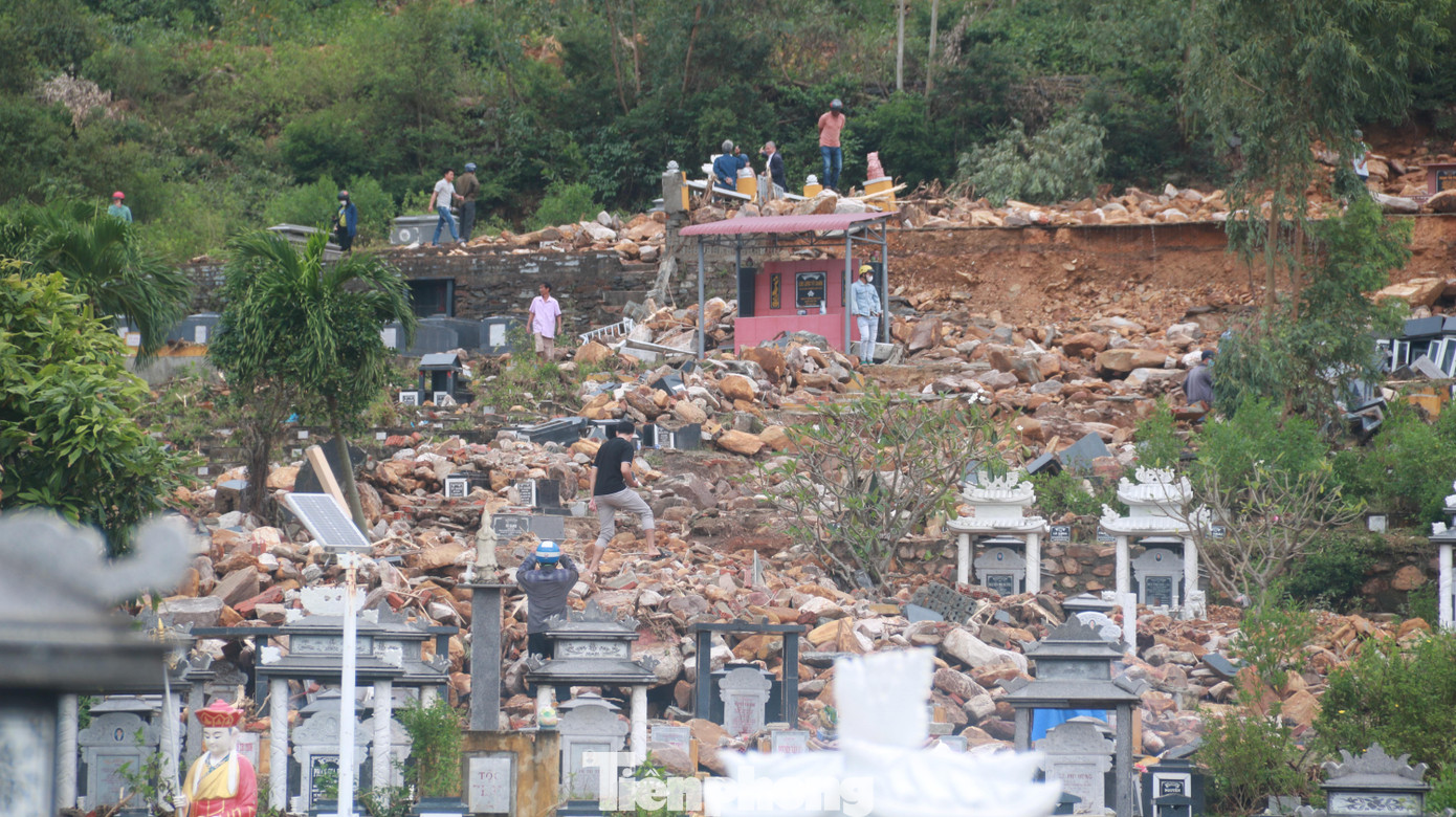 Thân nhân, người nhà bàng hoàng đau xót khi chứng kiến cảnh tượng sạt lở tang thương sau trận mưa lịch sử. Thân nhân, người nhà bàng hoàng đau xót khi chứng kiến cảnh tượng sạt lở tang thương sau trận mưa lịch sử.