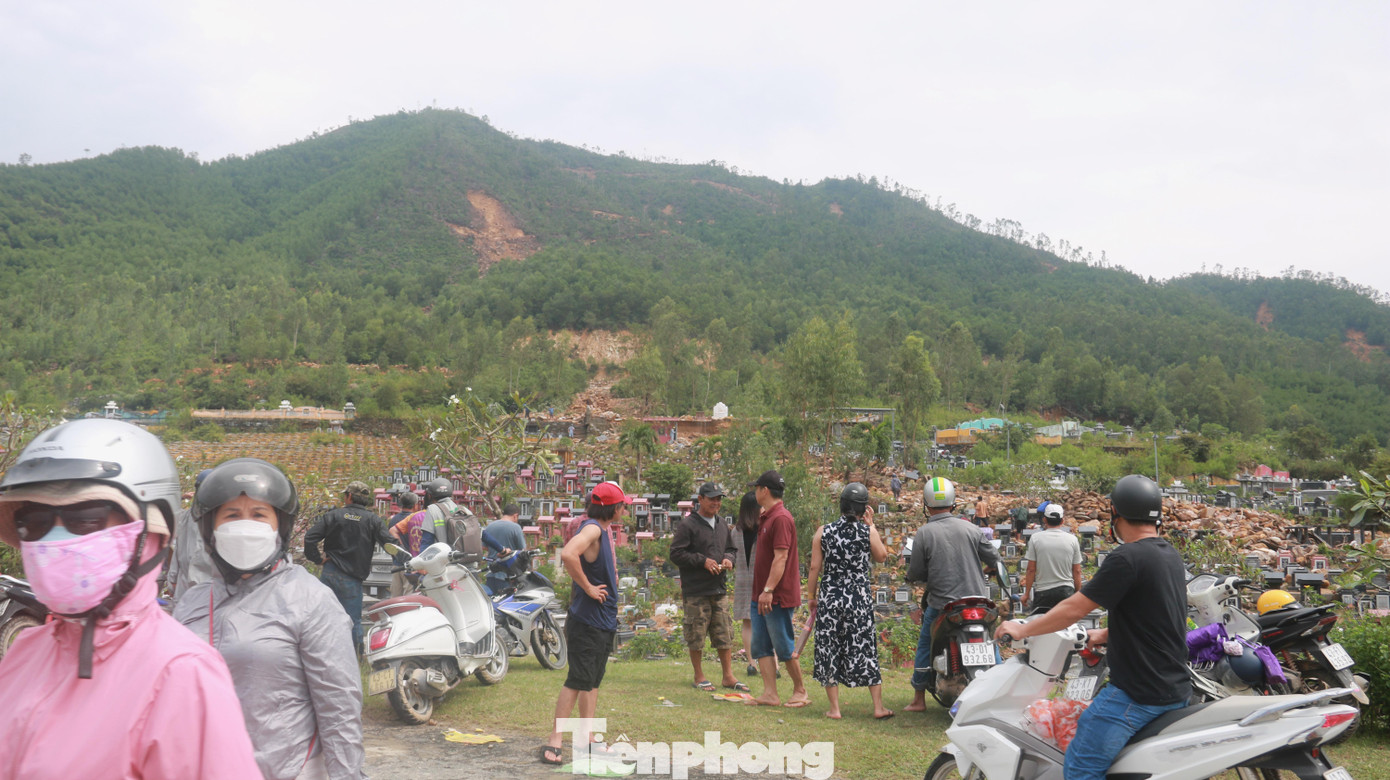 Nhiều gia đình có mồ mả người thân bị cuốn, vùi lấp chưa biết phải làm sao để tìm lại. Nhiều gia đình có mồ mả người thân bị cuốn, vùi lấp chưa biết phải làm sao để tìm lại.