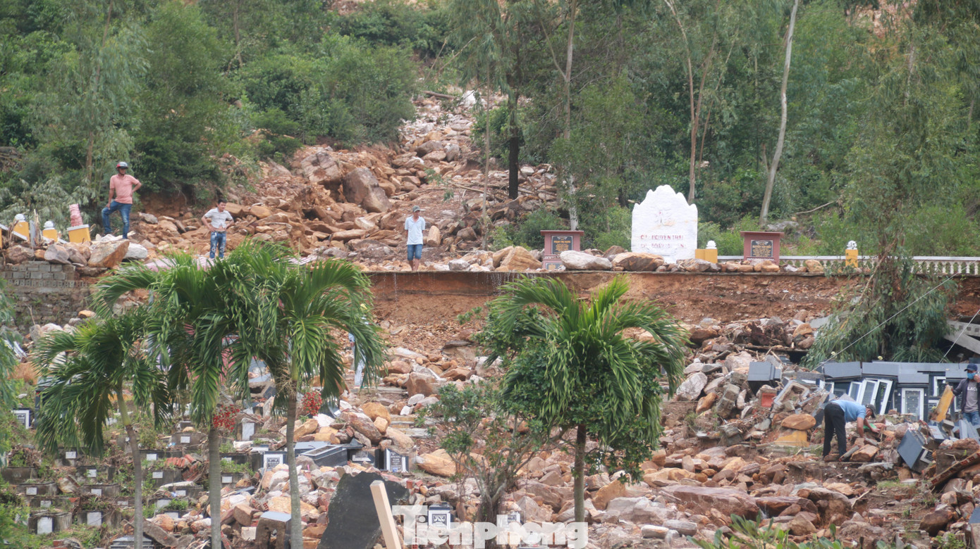Nước lớn từ núi cao chảy xuống, đã xô ngã và cuốn trôi hàng trăm ngôi mộ ngay chân núi. Nước lớn từ núi cao chảy xuống, đã xô ngã và cuốn trôi hàng trăm ngôi mộ ngay chân núi.