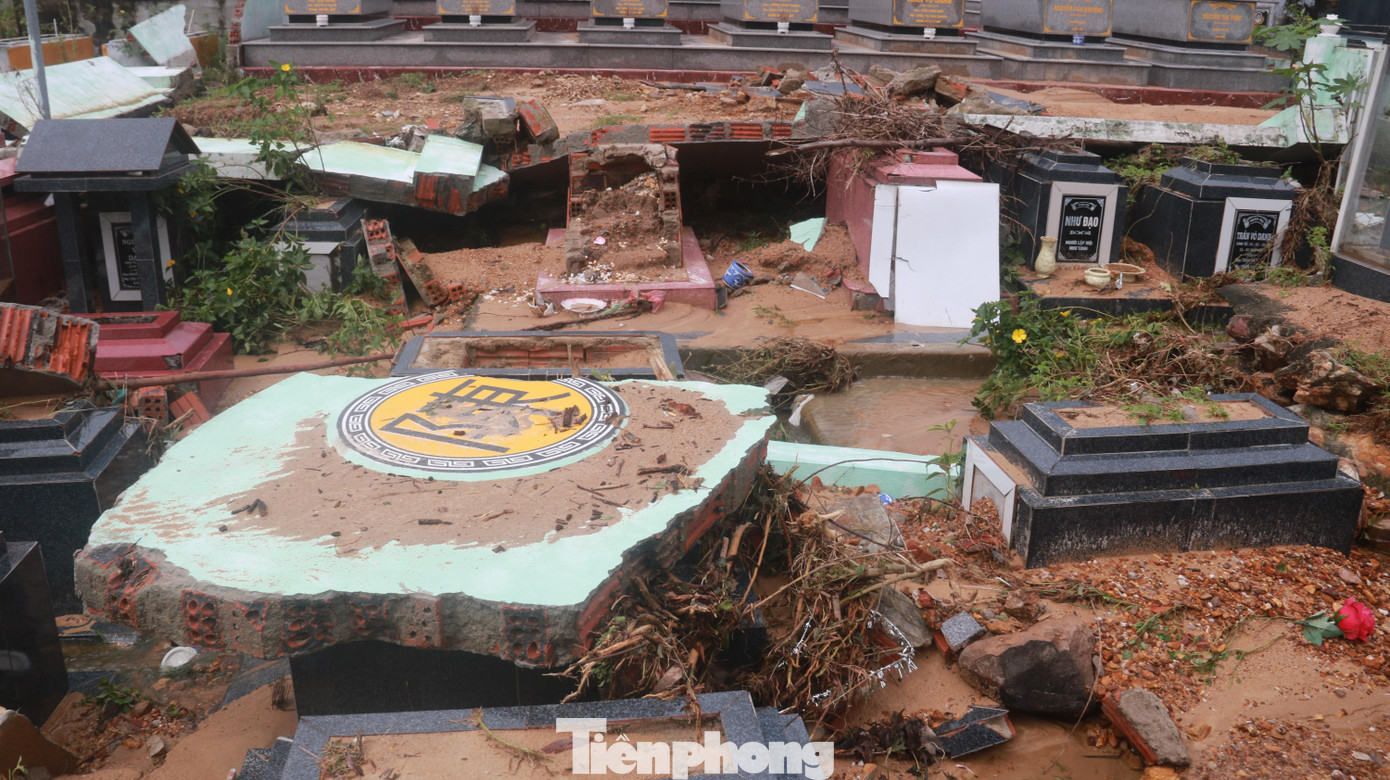 Vụ sạt lở khủng khiếp xảy ra ít nhất tại 2 điểm ở nghĩa trang lớn nhất TP Đà Nẵng Vụ sạt lở khủng khiếp xảy ra ít nhất tại 2 điểm ở nghĩa trang lớn nhất TP Đà Nẵng