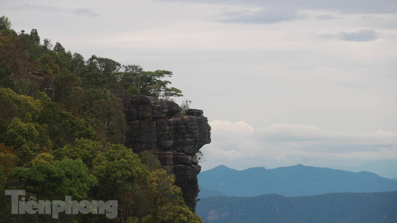 Khu vực đỉnh núi Bằng Am có phiến đá mặt người nhìn xuống sông Vu Gia hết sức độc đáo. Bằng Am là địa điểm được đánh giá có tiềm năng lớn phát triển du lịch. Khu vực đỉnh núi Bằng Am có phiến đá mặt người nhìn xuống sông Vu Gia hết sức độc đáo. Bằng Am là địa điểm được đánh giá có tiềm năng lớn phát triển du lịch.