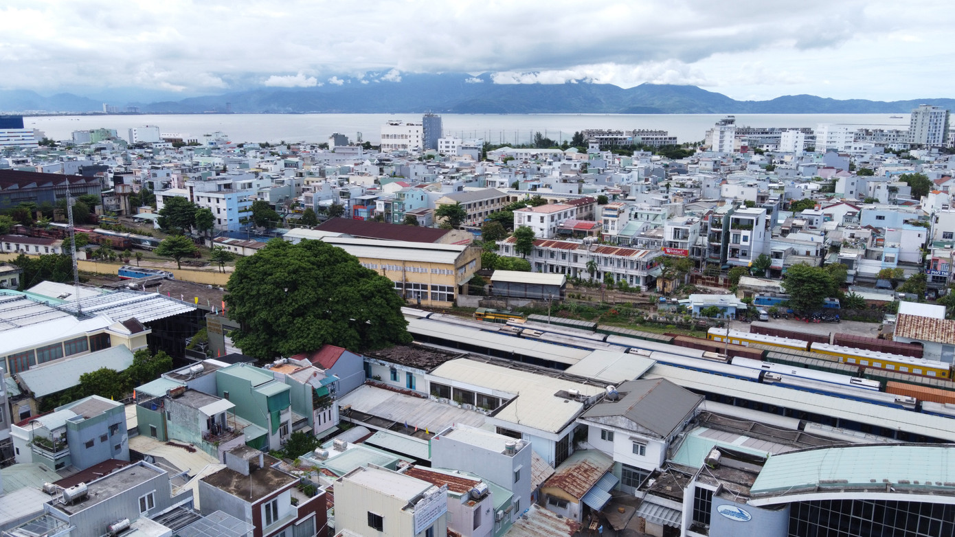 Ga Đà Nẵng hiện trạng có tổng diện tích do ngành đường sắt đang quản lý là 11,386ha, chiếm 1,2% diện tích đất quận Thanh Khê vốn có mật độ dân số cao nhất trong các quận, huyện của Đà Nẵng. Chính quyền TP. tính toán di dời từ nhiều năm nay nhưng chưa thể thực hiện. Ga Đà Nẵng hiện trạng có tổng diện tích do ngành đường sắt đang quản lý là 11,386ha, chiếm 1,2% diện tích đất quận Thanh Khê vốn có mật độ dân số cao nhất trong các quận, huyện của Đà Nẵng. Chính quyền TP. tính toán di dời từ nhiều năm nay nhưng chưa thể thực hiện.