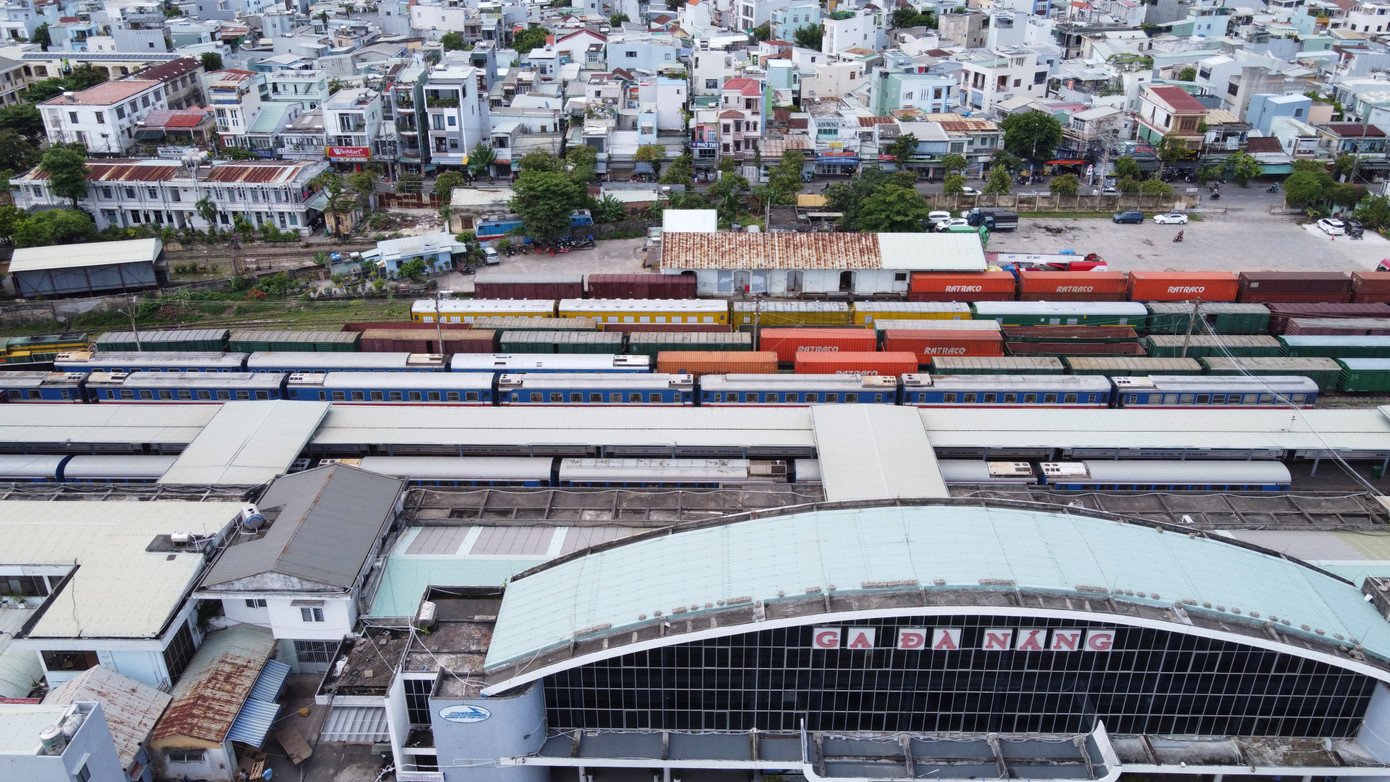 UBND TP. Đà Nẵng cho hay, nguyên nhân chính chưa thể di dời ga đường sắt, là do nguồn lực đầu tư dành cho ngành đường sắt hiện còn khó khăn, cùng với việc Chính phủ ưu tiên tập trung đầu tư mạng lưới tuyến đường bộ cao tốc nên dẫn đến kéo dài thời gian di dời ga đường sắt Đà Nẵng đến vị trí mới theo quy hoạch, chỉ xem xét nghiên cứu đầu tư sau năm 2030. UBND TP. Đà Nẵng cho hay, nguyên nhân chính chưa thể di dời ga đường sắt, là do nguồn lực đầu tư dành cho ngành đường sắt hiện còn khó khăn, cùng với việc Chính phủ ưu tiên tập trung đầu tư mạng lưới tuyến đường bộ cao tốc nên dẫn đến kéo dài thời gian di dời ga đường sắt Đà Nẵng đến vị trí mới theo quy hoạch, chỉ xem xét nghiên cứu đầu tư sau năm 2030.