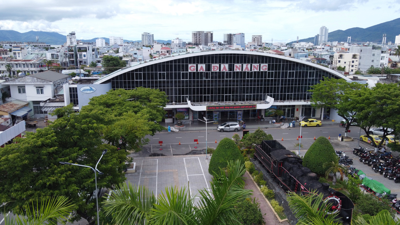 Ga đường sắt Đà Nẵng có mặt tiền chính tại ngã ba Hải Phòng - Hoàng Hoa Thám (quận Thanh Khê). UBND TP. Đà Nẵng cho biết, việc di dời ga đường sắt và các công trình liên quan ra khỏi trung tâm thành phố là một trong số những dự án quan trọng về phát triển cơ sở hạ tầng, kinh tế xã hội và an ninh-quốc phòng của TP. Đà Nẵng. Ga đường sắt Đà Nẵng có mặt tiền chính tại ngã ba Hải Phòng - Hoàng Hoa Thám (quận Thanh Khê). UBND TP. Đà Nẵng cho biết, việc di dời ga đường sắt và các công trình liên quan ra khỏi trung tâm thành phố là một trong số những dự án quan trọng về phát triển cơ sở hạ tầng, kinh tế xã hội và an ninh-quốc phòng của TP. Đà Nẵng.