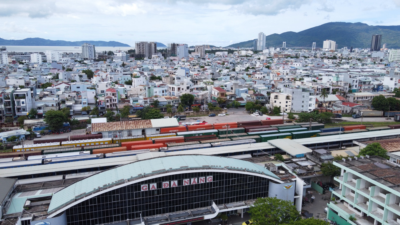 Ga Đà Nẵng hiện trạng có tổng diện tích do ngành đường sắt đang quản lý là 11,386ha, chiếm 1,2% diện tích đất quận Thanh Khê vốn có mật độ dân số cao nhất trong các quận, huyện của Đà Nẵng. Chính quyền TP. tính toán di dời từ nhiều năm nay nhưng chưa thể thực hiện. Ga Đà Nẵng hiện trạng có tổng diện tích do ngành đường sắt đang quản lý là 11,386ha, chiếm 1,2% diện tích đất quận Thanh Khê vốn có mật độ dân số cao nhất trong các quận, huyện của Đà Nẵng. Chính quyền TP. tính toán di dời từ nhiều năm nay nhưng chưa thể thực hiện.