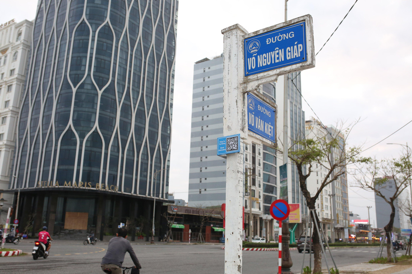 Đường Võ Nguyên Giáp ven biển Đà Nẵng được gắn mã QR. Đường Võ Nguyên Giáp ven biển Đà Nẵng được gắn mã QR.