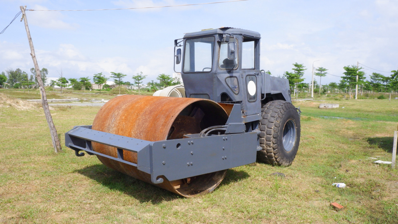 Máy móc phương tiện để không tại dự án Bách Đạt thời gian dài đã bắt đầu hoen rỉ hư hỏng.