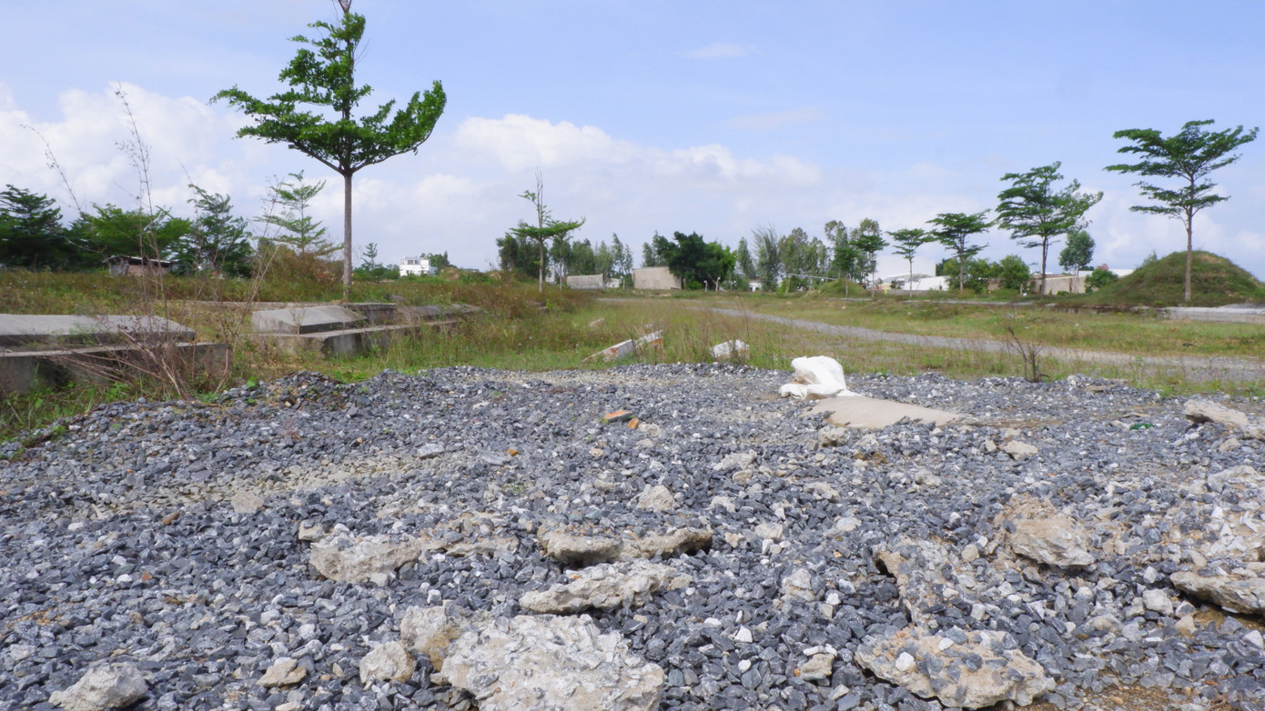 Việc tranh chấp giữa chủ đầu tư và đơn vị phân phối kéo dài nhiều năm khiến gần 1.000 người mua đất tại 3 dự án khu đô thị 7B mở rộng, Hera Complex Riverside và Bách Đạt khổ sở đi đòi quyền lợi nhiều năm qua. Đến nay, mọi việc vẫn chưa có hồi kết, khách hàng vẫn tiếp tục phải chờ để giải quyết các vướng mắc xong mới được ra sổ đỏ.