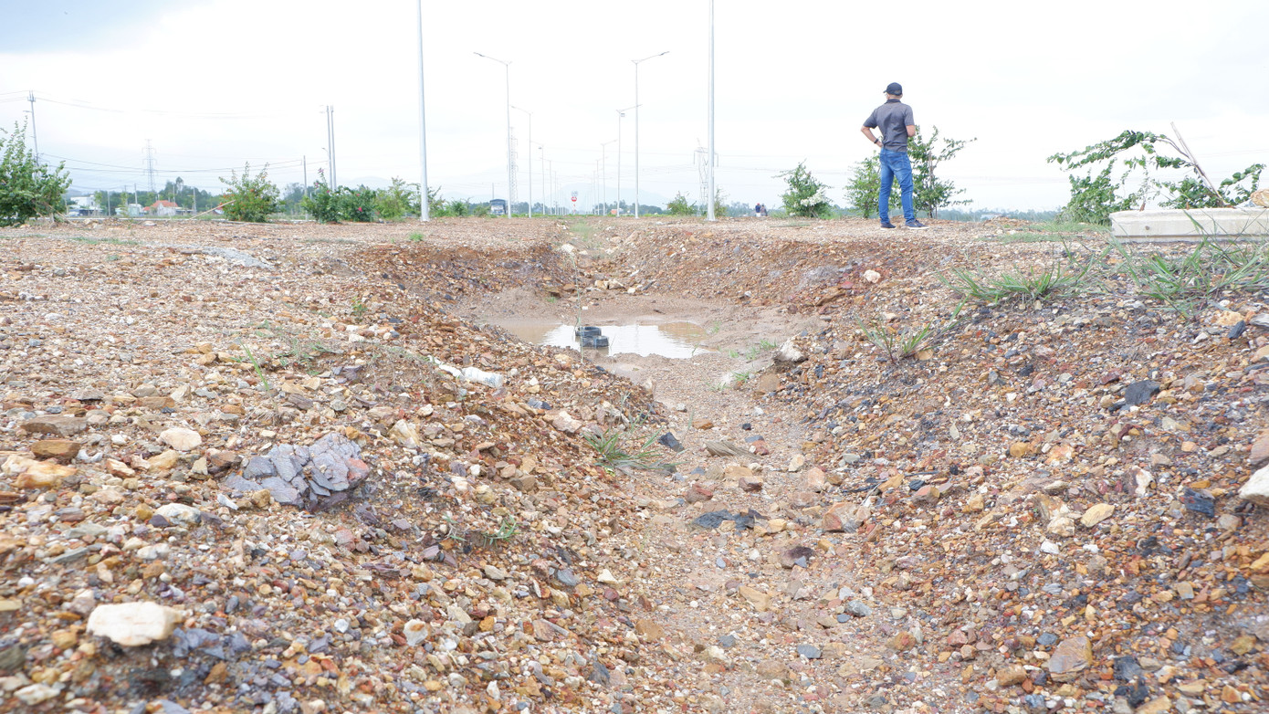 Dự án đường vành đai phía tây Đà Nẵng có tổng mức đầu tư gần 1.500 tỉ đồng đến nay nhiều hạng mục vẫn còn dang dở, chưa thể nghiệm thu, trong đó có hạng mục cây xanh.