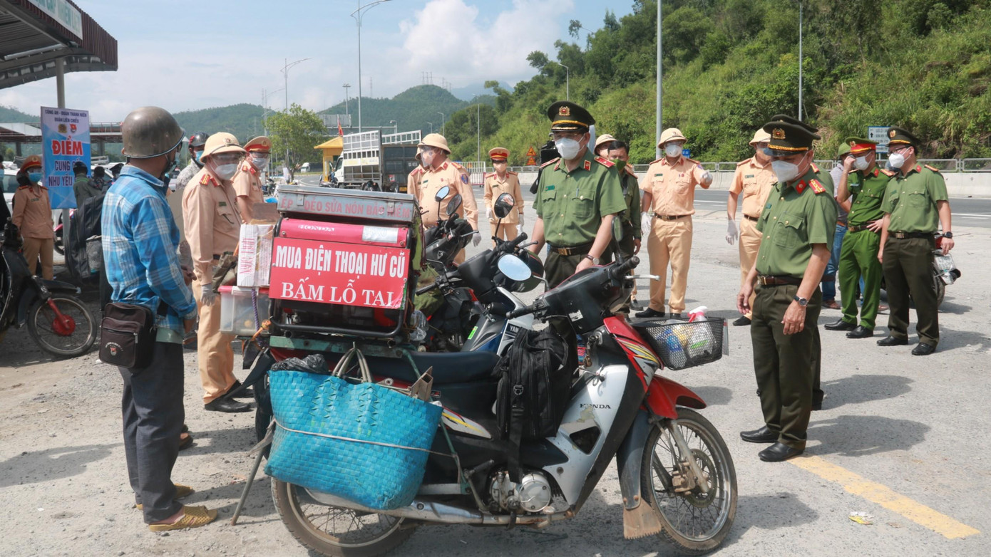Thiếu tướng Vũ Xuân Viên, Giám đốc Công an TP Đà Nẵng có mặt tại trạm trung chuyển để thăm hỏi người dân. Thiếu tướng Vũ Xuân Viên, Giám đốc Công an TP Đà Nẵng có mặt tại trạm trung chuyển để thăm hỏi người dân.