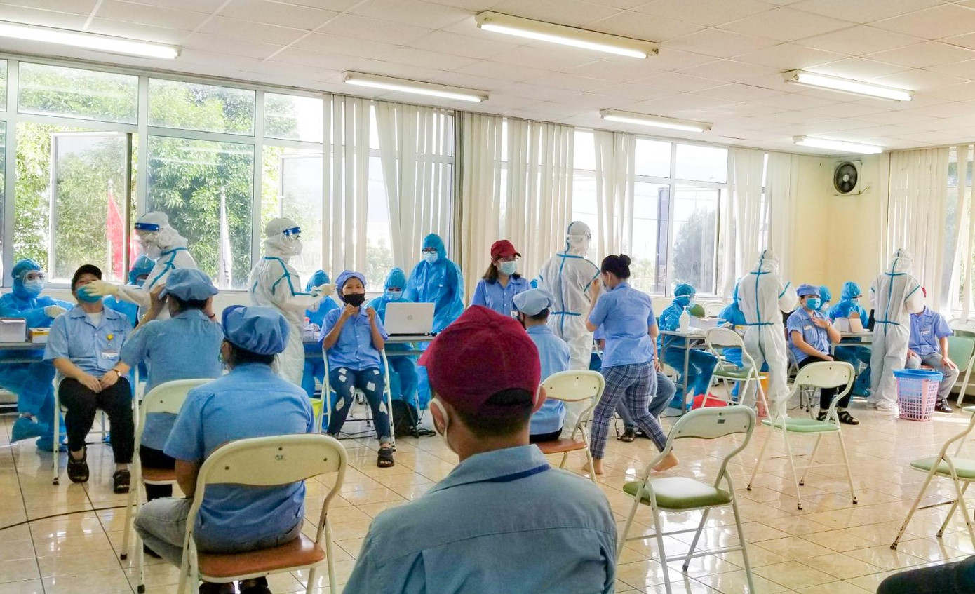 Lấy mẫu xét nghiệm COVID-19 cho công nhân tại các khu công nghiệp ở Đà Nẵng. Ảnh: CTV Lấy mẫu xét nghiệm COVID-19 cho công nhân tại các khu công nghiệp ở Đà Nẵng. Ảnh: CTV