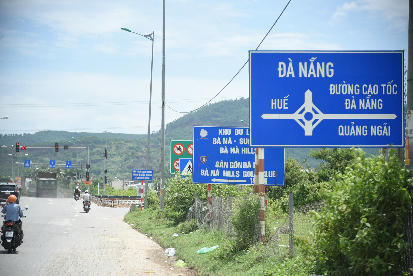 Nút giao thông Quốc lộ 14B với cao tốc Đà Nẵng - Quảng Ngãi là khu vực có lưu lượng xe cộ di chuyển nhiều, nhất là xe khách, xe có tải trọng lớn.