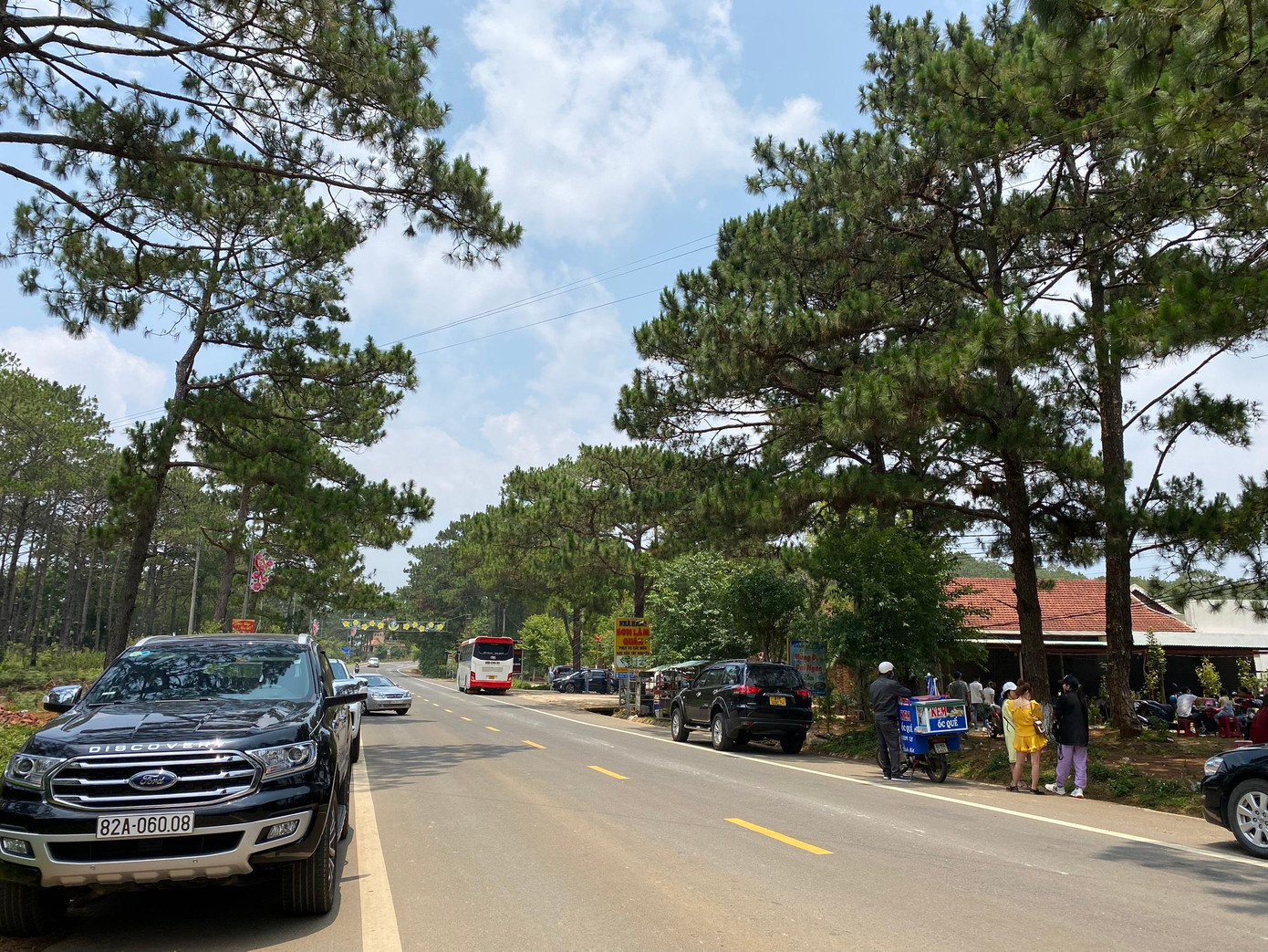 Xe ô tô nối dài trên đường dẫn lên trung tâm thị trấn Măng Đen. Lượng du khách tăng vọt, các khách sạn, homestay ở Măng Đen những ngày này "cháy phòng".