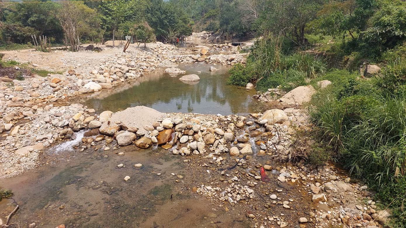 Việc đắp đập giữ nước tạo thành hồ lớn tiềm ẩn nhiều nguy cơ, nhất là vào mùa mưa lũ.