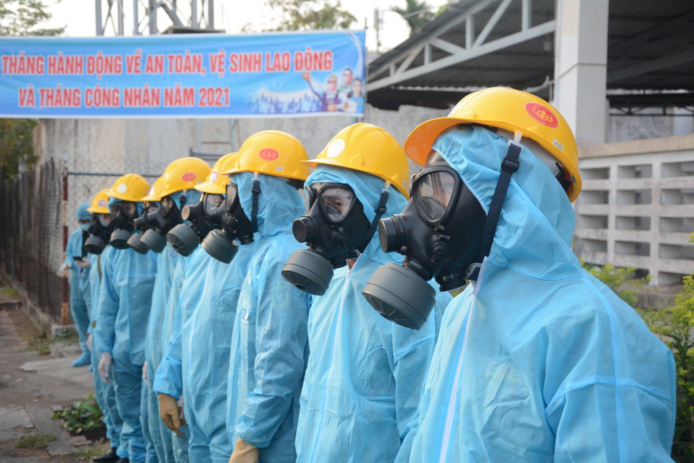 Sáng 12/5, theo yêu cầu của ngành chức năng địa phương, lực lượng quân đội đã có mặt để tiến hành phun khử khuẩn tại khu công nghiệp An Đồn. Ngành y tế địa phương cho hay: trong số hàng chục trường hợp dương tính với SARS-CoV-2 mới được Đà Nẵng ghi nhận, có tới 32 ca làm chung tại Công ty CP Trường Minh (đường số 2, thuộc khu công nghiệp An Đồn, quận Sơn Trà) nơi có nữ nhân viên tổng đài nghi nhiễm COVID-19.