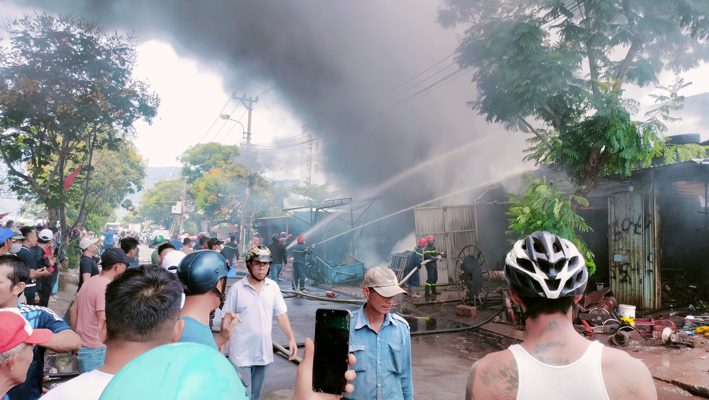 Nhận được tin báo, lực lượng cảnh sát phòng cháy chữa cháy (Công an TP Đà Nẵng) đã điều 5 xe chữa cháy cùng hàng chục cán bộ chiến sĩ có mặt tại hiện trường để triển khai dập lửa.