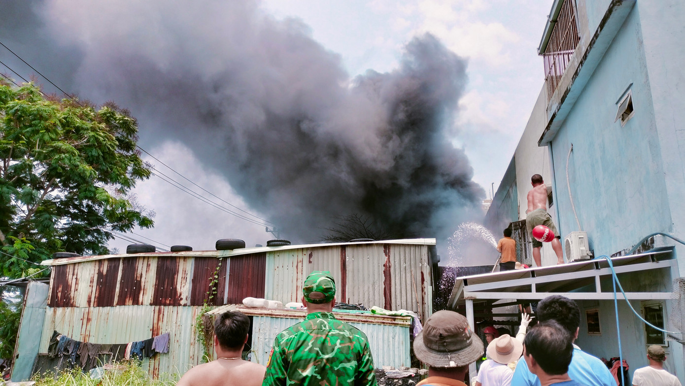 Cùng với lực lượng chữa cháy, người dân bất chấp nguy hiểm phun nước dập lửa. Sau khoảng một giờ phun nước, đám cháy cơ bản được khống chế.