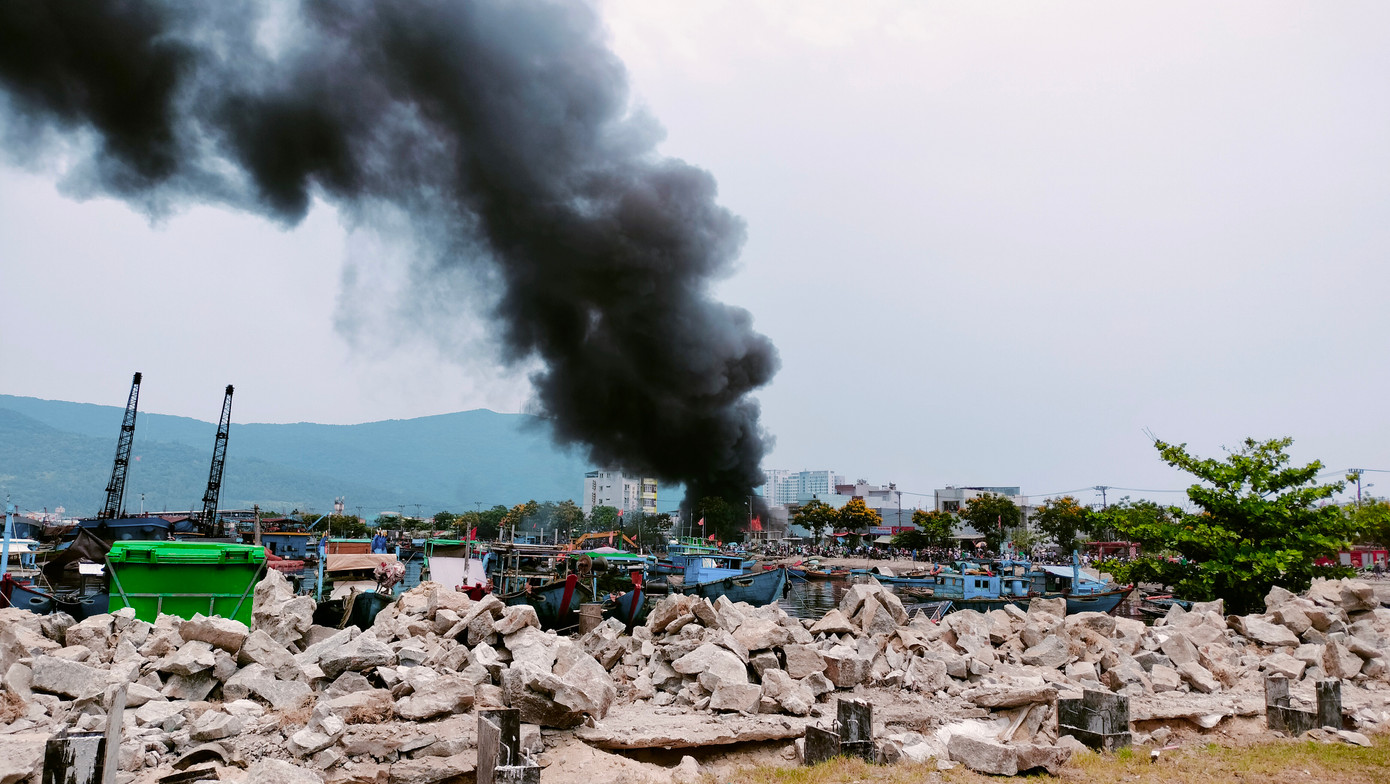 Vào khoảng 11h45 ngày 9/4, dãy cửa hàng, ki-ốt tại đường Vũng Thùng 7 ở khu vực âu thuyền Thọ Quang (quận Sơn Trà, TP Đà Nẵng) bất ngờ bốc cháy, cột khói đen cao hàng trăm mét.
