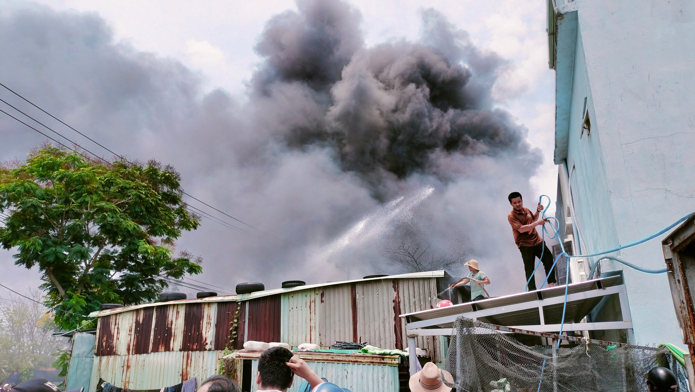 Dãy cửa hàng, ki-ốt bị cháy cung cấp vật tư, nguyên liệu cho tàu cá neo đậu trên âu thuyền và phục vụ buôn bán ở cảng cá Thọ Quang với nhiều vật liệu dễ cháy.
