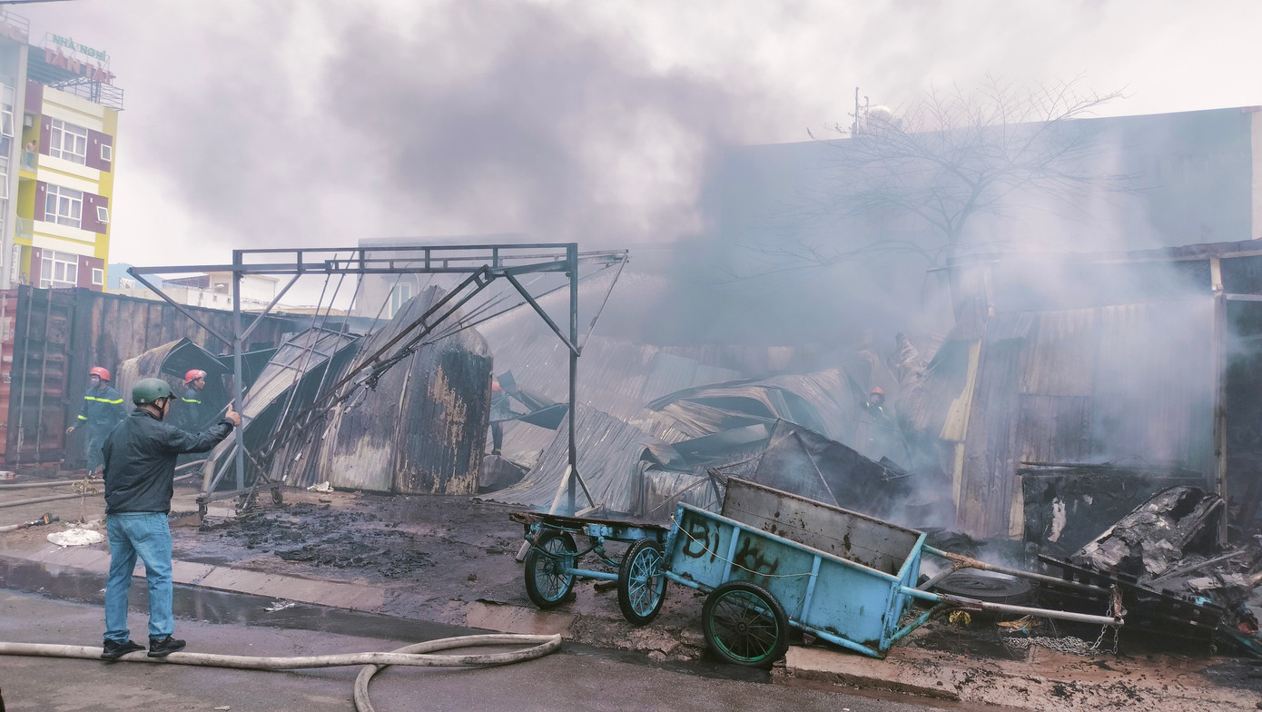 Nguyên nhân vụ cháy đang được điều tra làm rõ.