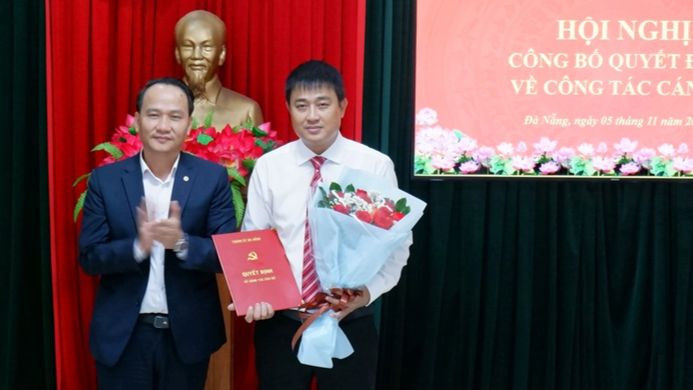 Ông Nguyễn Thành Thuận nhận quyết định. Ông Nguyễn Thành Thuận nhận quyết định.