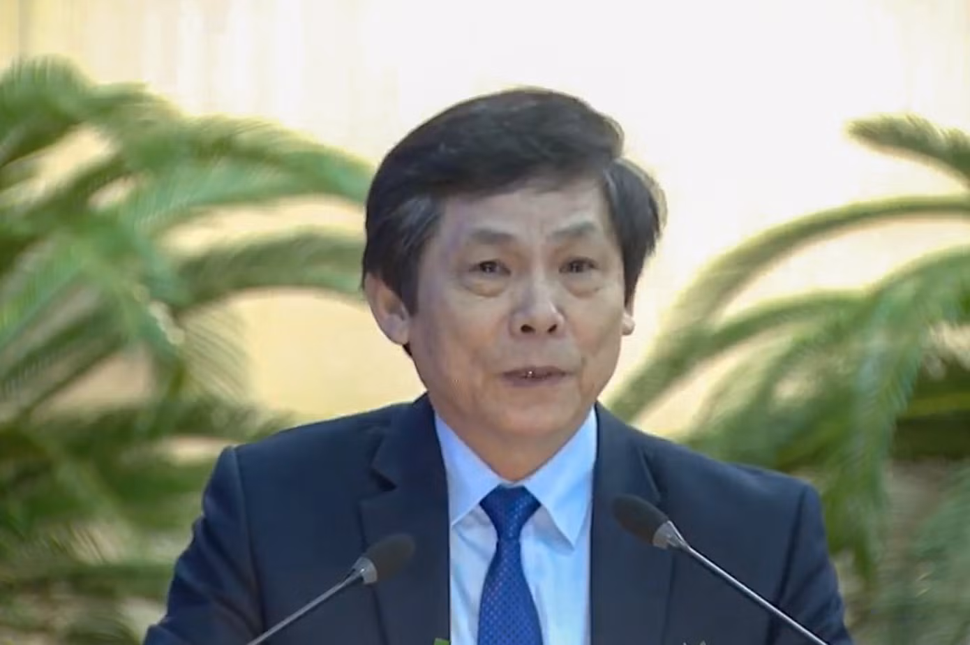 Ông Phạm Tấn Xử - Giám đốc Sở VH&amp;TT trả lời chất vấn tại kỳ họp.