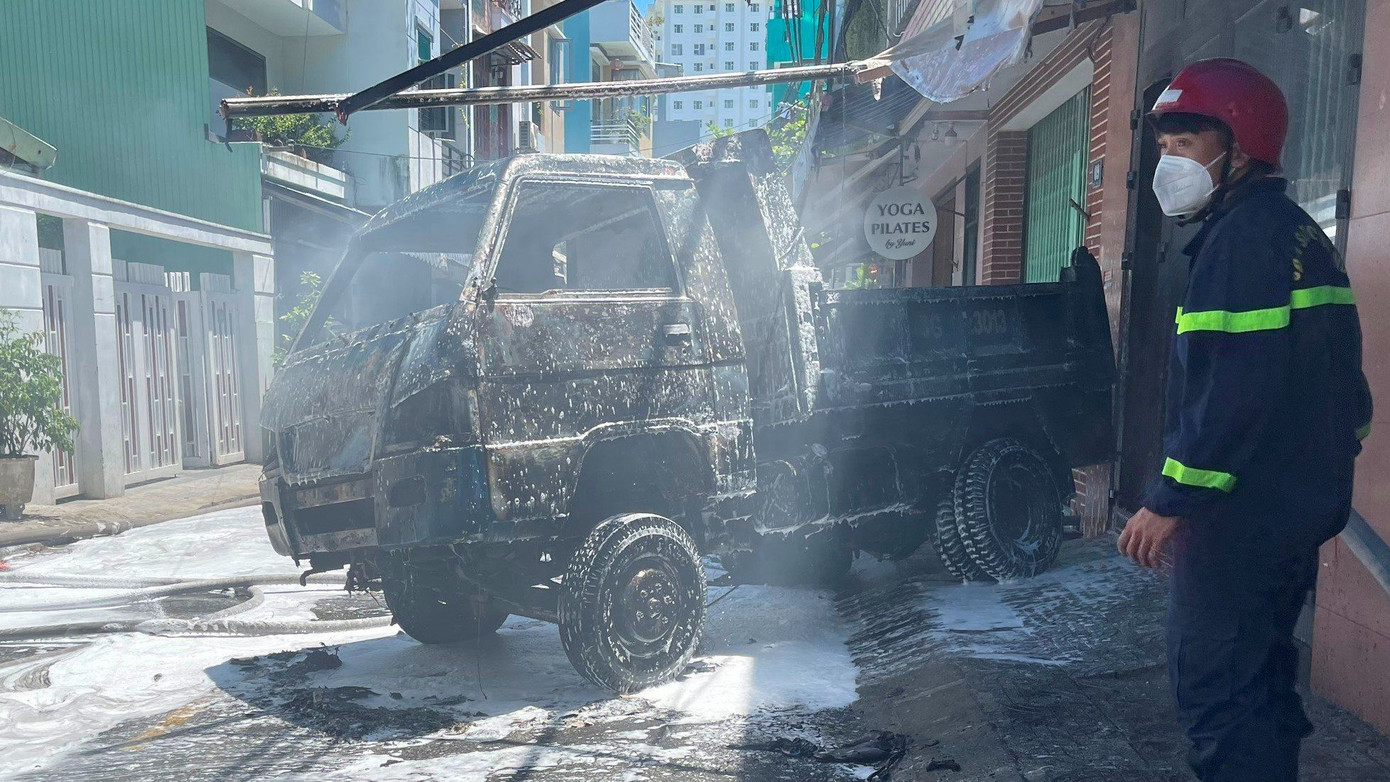 Ô tô tải bị lửa thiêu cháy. Ô tô tải bị lửa thiêu cháy.