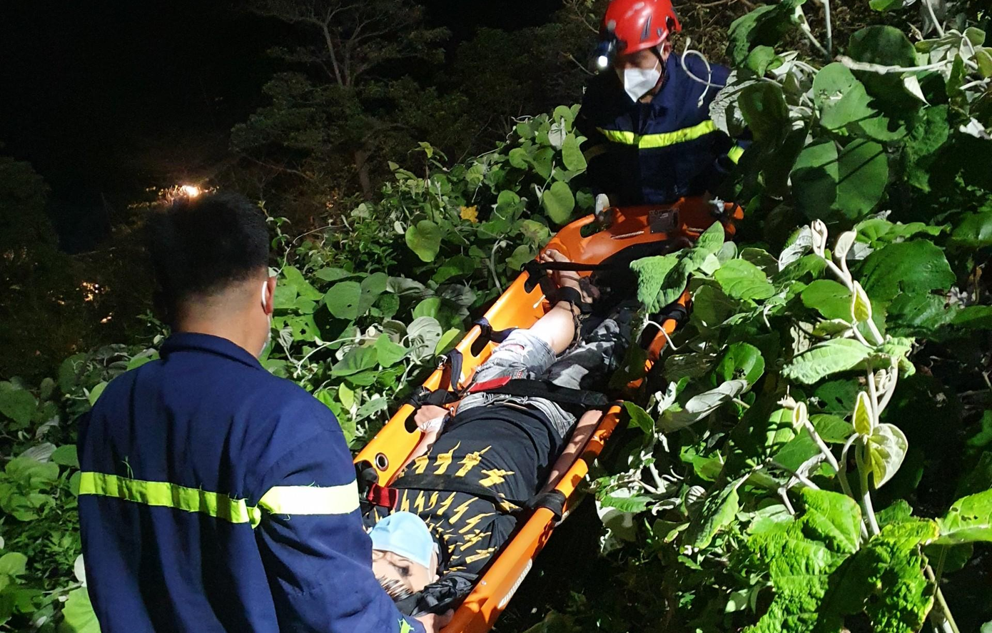 Lực lượng chức năng giải cứu nam thanh niên rơi xuống vực sâu ở Sơn Trà.