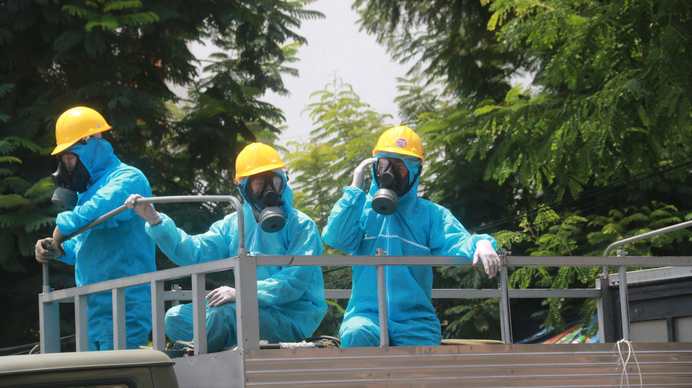 Các chiến sĩ tranh thủ nghỉ ngơi chốc lát trước khi cơ động qua các phường, khu vực lân cận để tiếp tục làm nhiệm vụ.