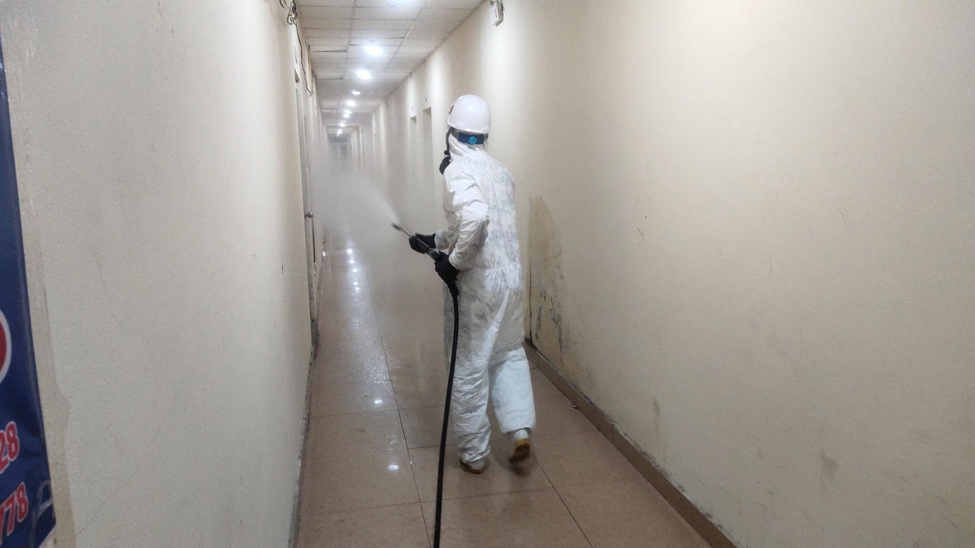 Các chiến sĩ tiến vào bên trong các tầng chung cư để phun khử khuẩn. Chuỗi lây nhiễm tại KCN Hòa Khánh được đánh giá là chuỗi lây nhiễm nguy cơ cao tại Đà Nẵng hiện nay.