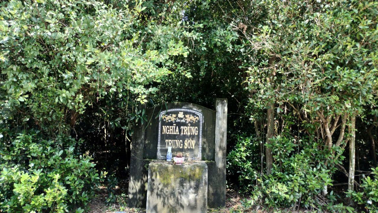 Nghĩa trủng Trung Sơn nơi yên nghỉ của gần 200 nghĩa sĩ, dân sinh hy sinh trong cuộc chiến chống ngoại bang. Nghĩa trủng Trung Sơn nơi yên nghỉ của gần 200 nghĩa sĩ, dân sinh hy sinh trong cuộc chiến chống ngoại bang.