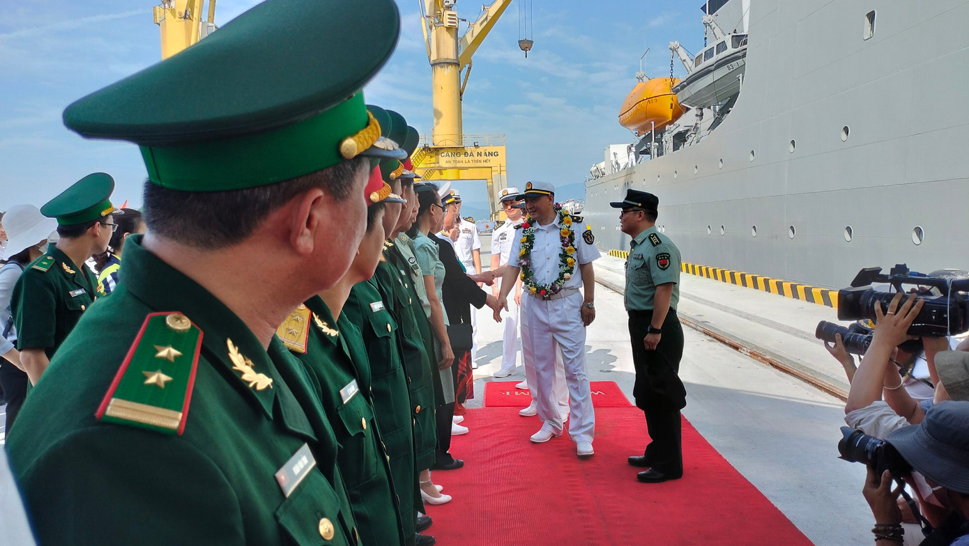 Lãnh đạo các cơ quan chức năng TP Đà Nẵng đón tiếp, chào mừng thủy thủ đoàn Tàu huấn luyện Thích Kế Quang của Hải quân Trung Quốc đến thăm xã giao TP.