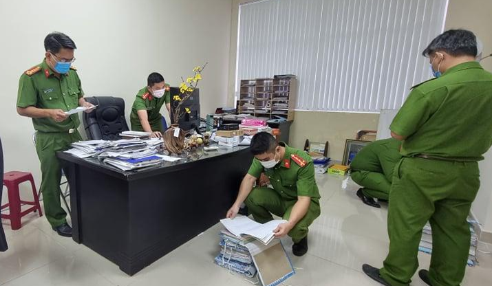 Công an TP Đà Nẵng thực hiện lệnh khám xét theo quy định. Ảnh: L.T Công an TP Đà Nẵng thực hiện lệnh khám xét theo quy định. Ảnh: L.T