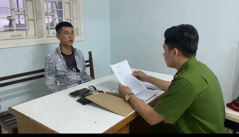 Đối tượng Quý tại cơ quan công an. Đối tượng Quý tại cơ quan công an.