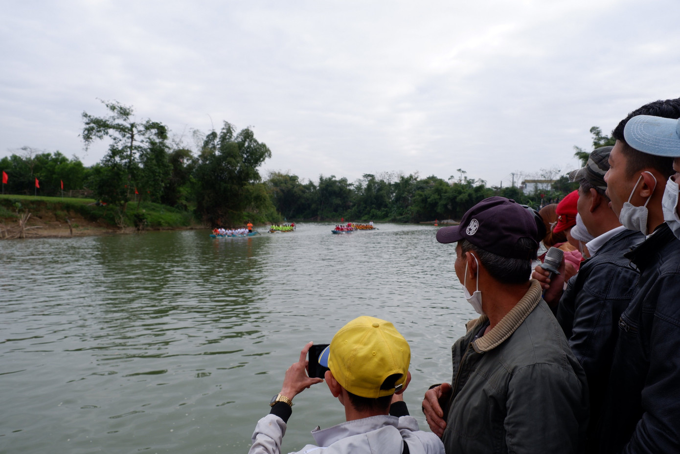 Khán giả theo dõi, cổ vũ nhiệt tình cho các đội thuyền.