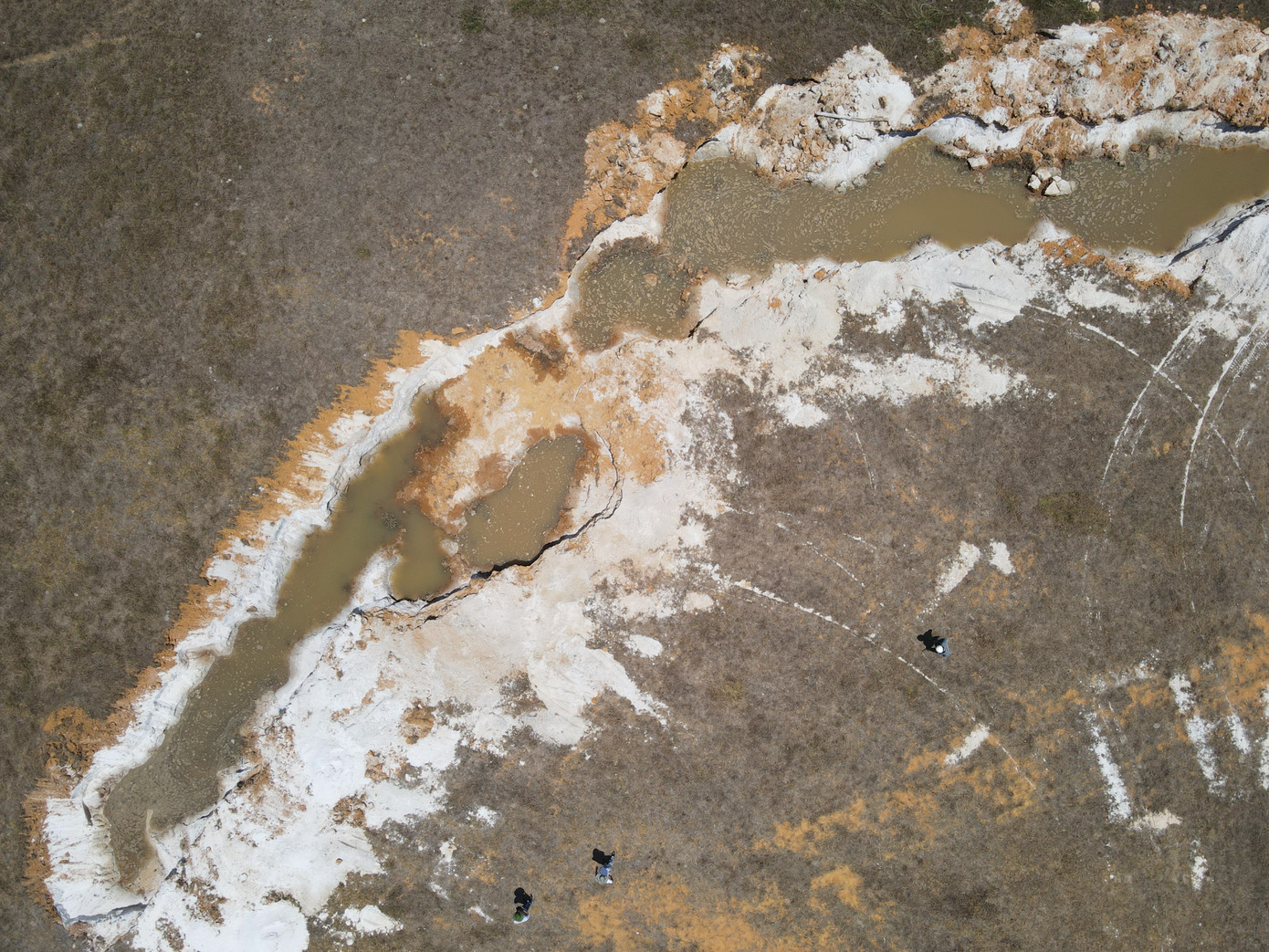 Theo trình báo của Công ty TNHH Raico Việt Nam (KCN hậu cần cảng Tam Hiệp) sáng 26/8, bảo vệ công ty phát hiện trong khuôn viên đất của nhà máy bị kẻ trộm dùng xe đào và xe tải vào đào trộm đi khoảng 300m3cát trắng. Theo nhận định, việc đào trộm này diễn ra vào đêm thứ Bảy và Chủ nhật (tức ngày 24 và 25/8). Theo trình báo của Công ty TNHH Raico Việt Nam (KCN hậu cần cảng Tam Hiệp) sáng 26/8, bảo vệ công ty phát hiện trong khuôn viên đất của nhà máy bị kẻ trộm dùng xe đào và xe tải vào đào trộm đi khoảng 300m3cát trắng. Theo nhận định, việc đào trộm này diễn ra vào đêm thứ Bảy và Chủ nhật (tức ngày 24 và 25/8).