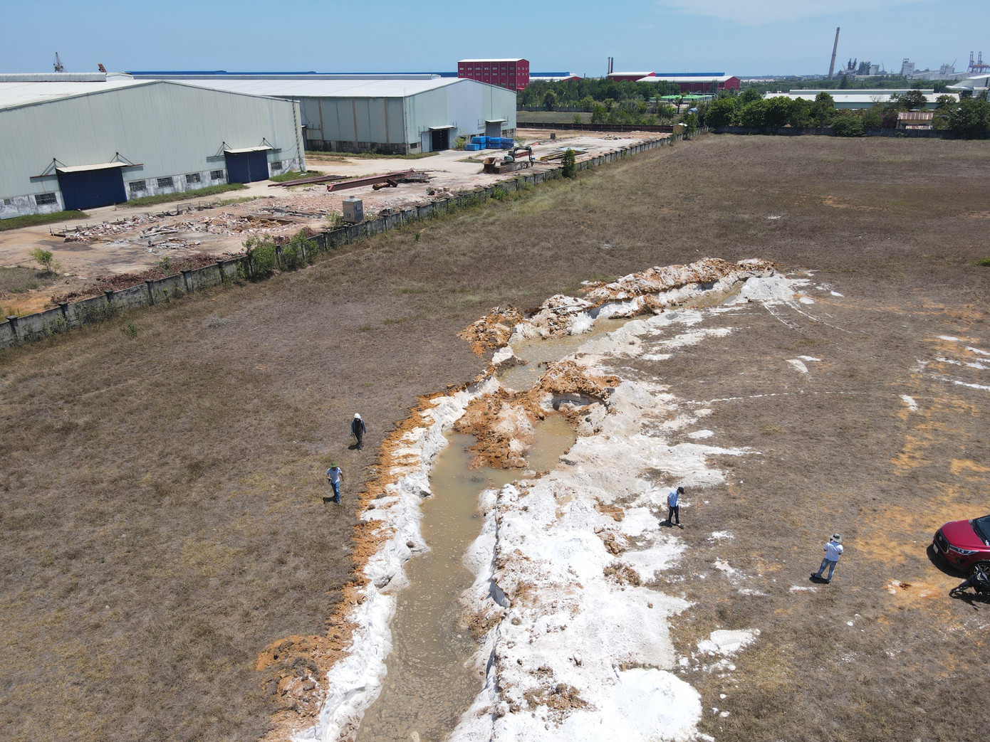 Việc trộm cát trắng ngang nhiên ngay trong KCN cảng và hậu cần cảng Tam Hiệp khiến các đơn vị, doanh nghiệp, nhà đầu tư lo ngại về tình hình an ninh trật tự tại đây. Việc trộm cát trắng ngang nhiên ngay trong KCN cảng và hậu cần cảng Tam Hiệp khiến các đơn vị, doanh nghiệp, nhà đầu tư lo ngại về tình hình an ninh trật tự tại đây.