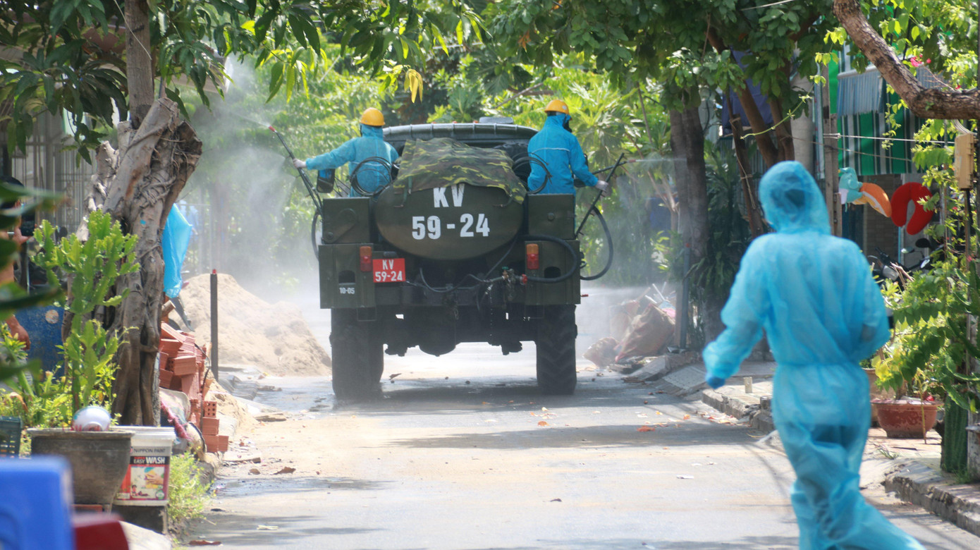 Sau gần 3 giờ đồng hồ triển khai, việc phun khử khuẩn các điểm nguy cơ cao trên địa bàn phường Nại Hiên Đông đã hoàn thành.